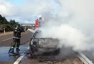 Coche ardiendo en una autovía. Archivo