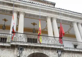 El Ayuntamiento de Toro con las banderas a media asta-ICAL