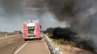 Bomberos en la autovía. Archivo