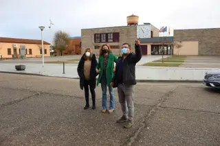 La delegada territorial acompañada por la jefa de Fomento y el alcalde de Muelas del Pan