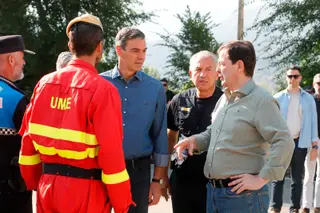 Pedro Sánchez en la visita al centro de mando del incendio de Burgohondo, Ávila junto al presidente de la Junta de Castilla y León.