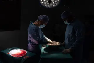 Imagen de un transplante de órganos en un hospital público