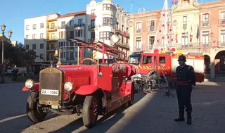 Presentación en la Plaza Mayor del camión de bomberos