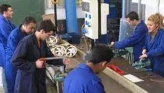 Un joven puede cobrar hasta un 40% menos que un adulto por el mismo trabajo