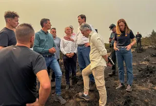 El presidente del Gobierno, Pedro Sánchez, visita las zonas afectadas por los incendios en Villablino (León)