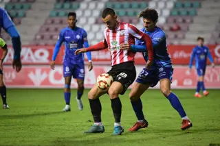 Clavería trata de controlar un balón
