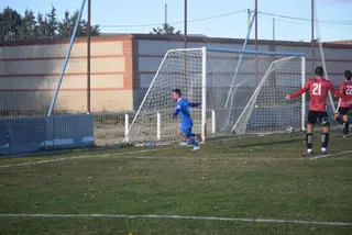 Viti celebra el primer tanto frente al Fabero