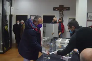 Teo Hernando, en el momento de votar