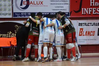 Jugadores del Atlético Benavente hacen piña. Archivo.