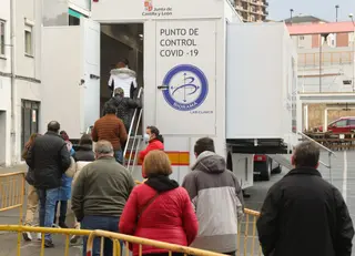 Campaña de test de antígenos para diagnóstico de la Covid 19 en una unidad móvil contratada por la Consejería de Sanidad, en Bejar y Guijuelo