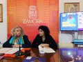 La concejala de Servicios Sociales, Auxiliadora Fernández, y la presidenta de la asociación Libres e Iguales, Lola Estévez