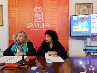 La concejala de Servicios Sociales, Auxiliadora Fernández, y la presidenta de la asociación Libres e Iguales, Lola Estévez