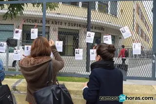 Acto de homenaje en la Escuela de Arte, lugar de estudio de dos de los jóvenes fallecidos