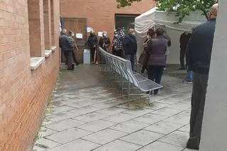 Personas esperan a su turno de vacunación
