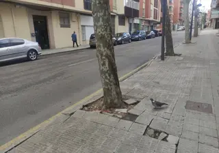 Deterioro de las aceras en el barrio de La Candelaria.