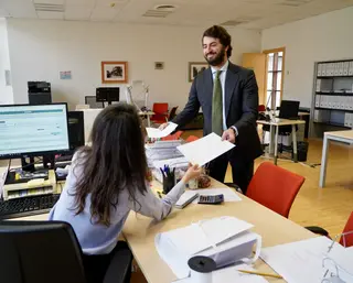 Leticia Pérez ICAL . El portavoz de Vox en las Cortes de Castilla y León, Juan García Gallardo, presenta su dimisión en el registro de las Cortes