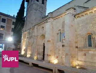 Imagen del foco de la iglesia de Santiago el Burgo encendido al atardecer. UPL