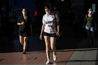 Tres mujeres caminan con mascarilla