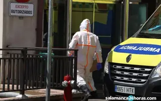 Imagen de archivo de un sanitario protegido en el Hospital de Salamanca | S24H