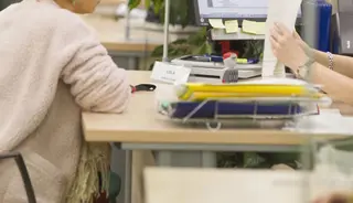 Una trabajadora atiende en una oficina