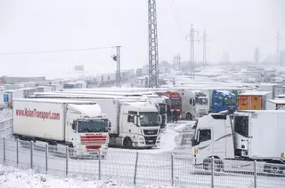 Varios camiones cubiertos de nieve