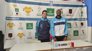 Evan Yates y Saulo Hernández, del CB Zamora Enamora, en sala de prensa