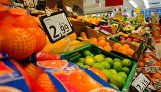Sección de frutería de un supermercado