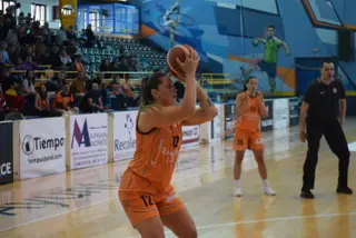 Ornella Santana lanza a canasta en el CD Zamarat - Azul Marino Mallorca.
