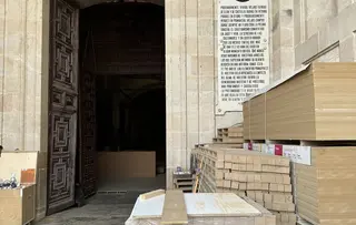 Una de las puertas de la Catedral hace varias semanas, cuando se realizaban los preparativos para la exposición