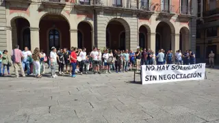 Concentración de funcionarios junto con policías y bomberos