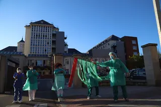 Sanitarios a las puertas del Virgen de la Concha