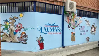 Fachada de la nueva librería Laumar