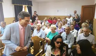 Ángel Macho condecorado con el Serbal de Oro en Pobladura del Valle