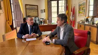 El presidente de la Diputación de Zamora, Javier Faúndez Domínguez, en una reunión con el alcalde del Ayuntamiento de Toro, Rafael Jesús González Franco. Archivo.
