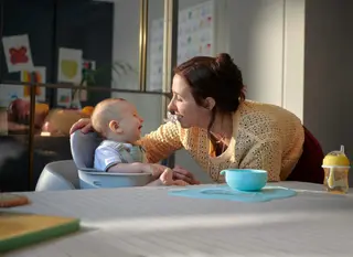 Una madre con su bebé. CHICCO. Archivo