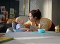 Una madre con su bebé. CHICCO. Archivo