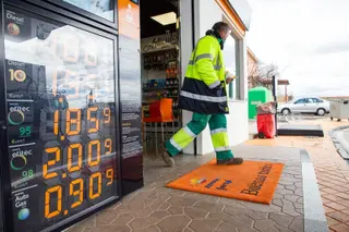 Un trabajador sale de la gasolinera ICAL