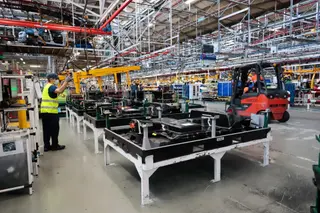 Un operario trabajando en una fábrica de automóviles. Marta Vázquez Rodríguez - Europa Press. Archivo.