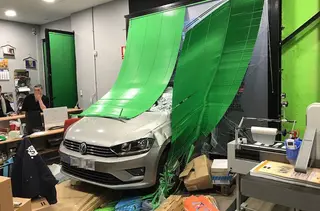 Trata de aparcar y acaba empotrando su coche contra una imprenta
