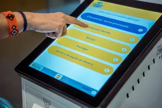 Una persona solicita el voto por correo. Gabriel Luengas - Europa Press. Archivo.