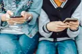 Jóvenes con un teléfono. SEMG Archivo