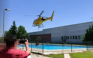 El helicóptero coge agua en la piscina de Morales