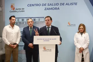 Vista del Presidente de la Junta de Castilla y León al centro de salud de Alcañices | JL Leal