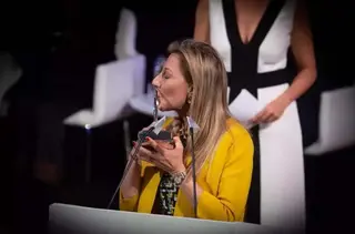 La escritora Eva García Saénz de Irturi besa su premio tras ser galardonada con el premio Planeta 2020. Europa Press. David Zorrakino. Archivo