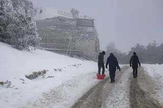Archivo Varias personas arrastran un trineo en el Puerto de Navacerrada, a 19 de enero de 2023, en Navacerrada, Madrid (España).
