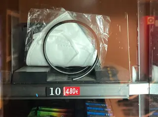 Mascarilla en la máquina expendedora del Virgen de la Concha. RRSS
