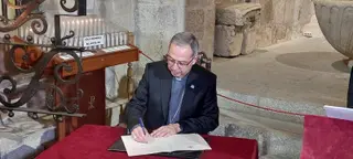 Fernando Valera, Obispo de Zamora, firmando el decreto