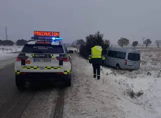Guardia Civil en un accidente en la nieve. Archivo