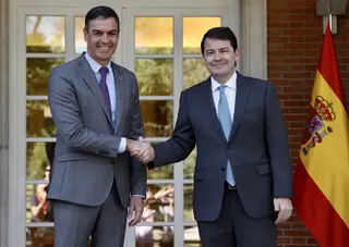 El presidente del Gobierno, Pedro Sánchez, recibe a Alfonso Fernández Mañueco. Archivo
