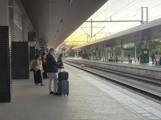 Viajeros esperando en la estación de tren de Zamora - Archivo